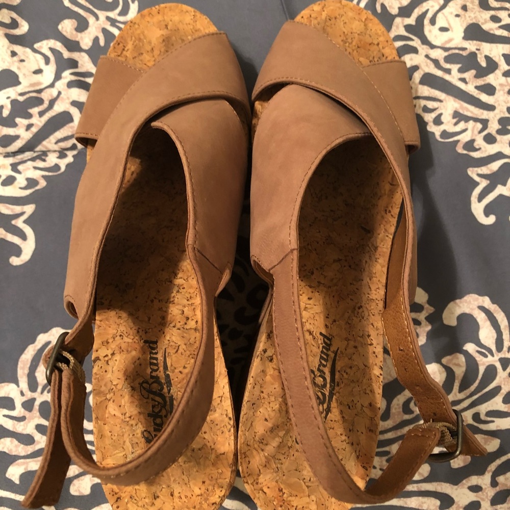Super cute tan Lucky brand wedges.